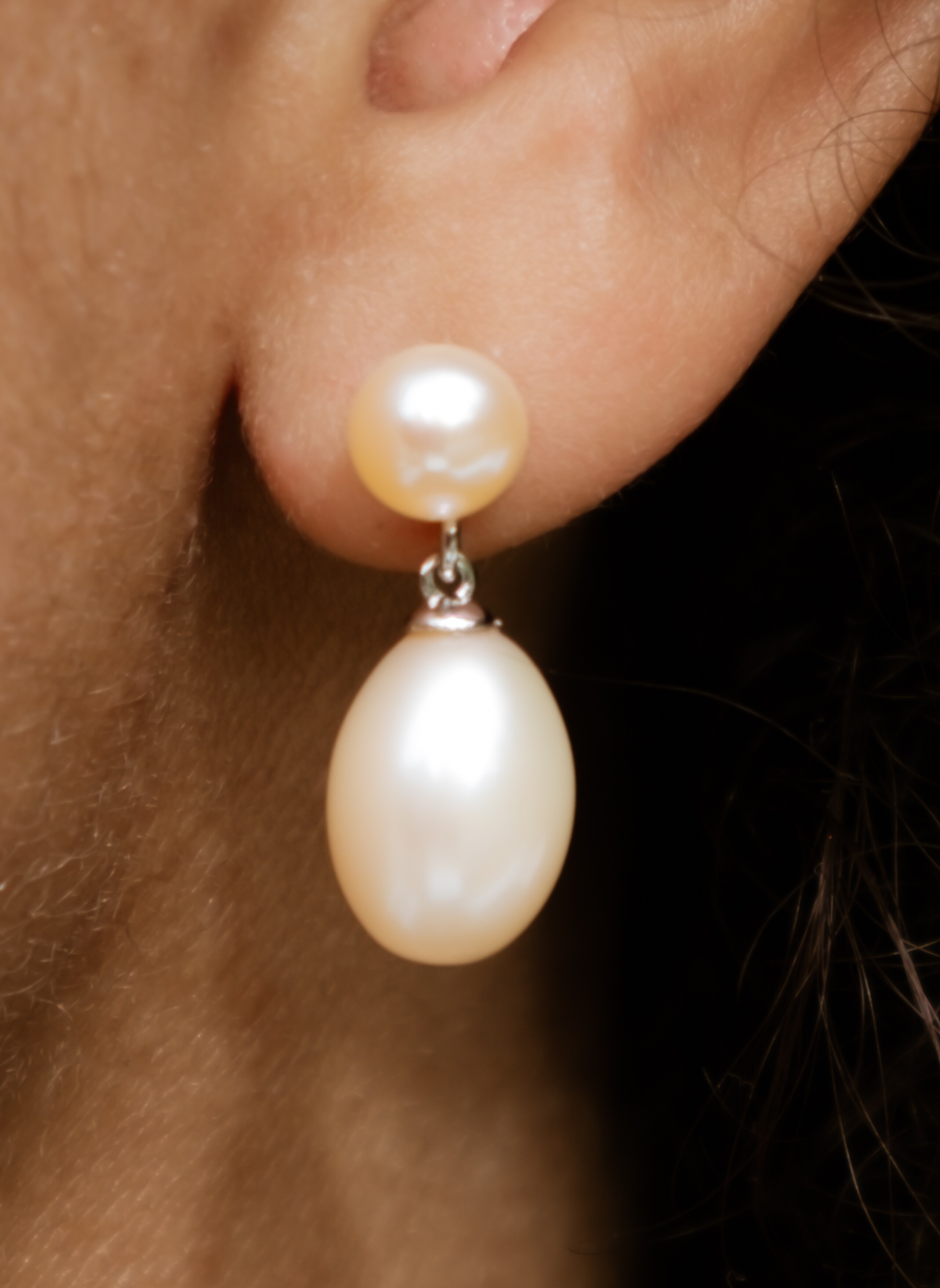 Earrings with large pearldrops, White