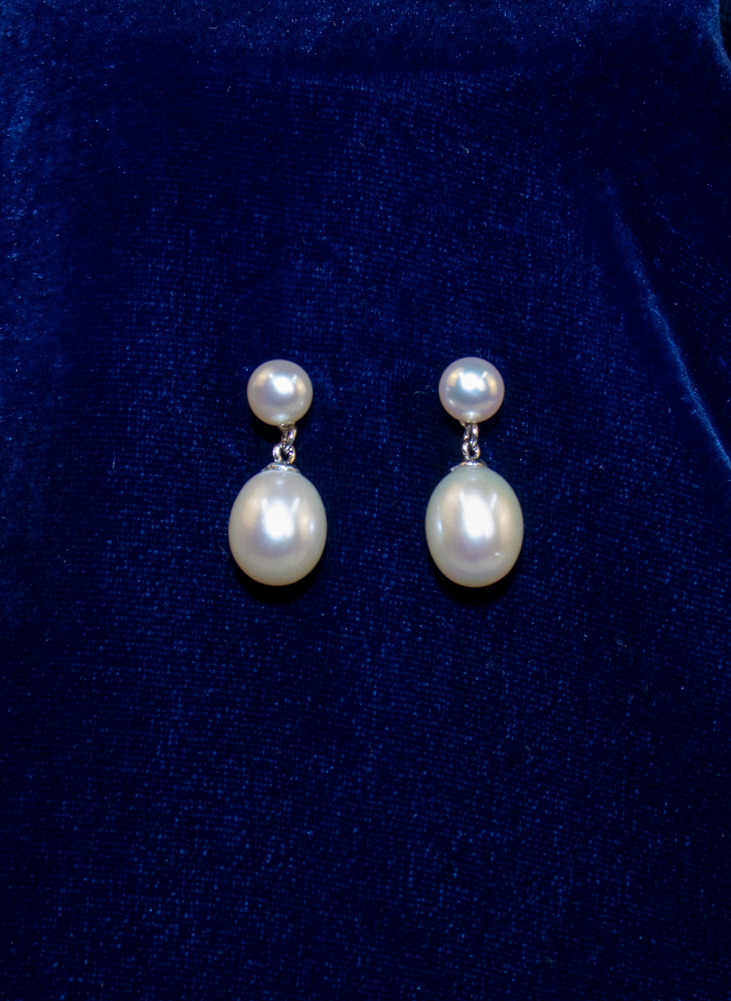 Earrings with large pearldrops, White