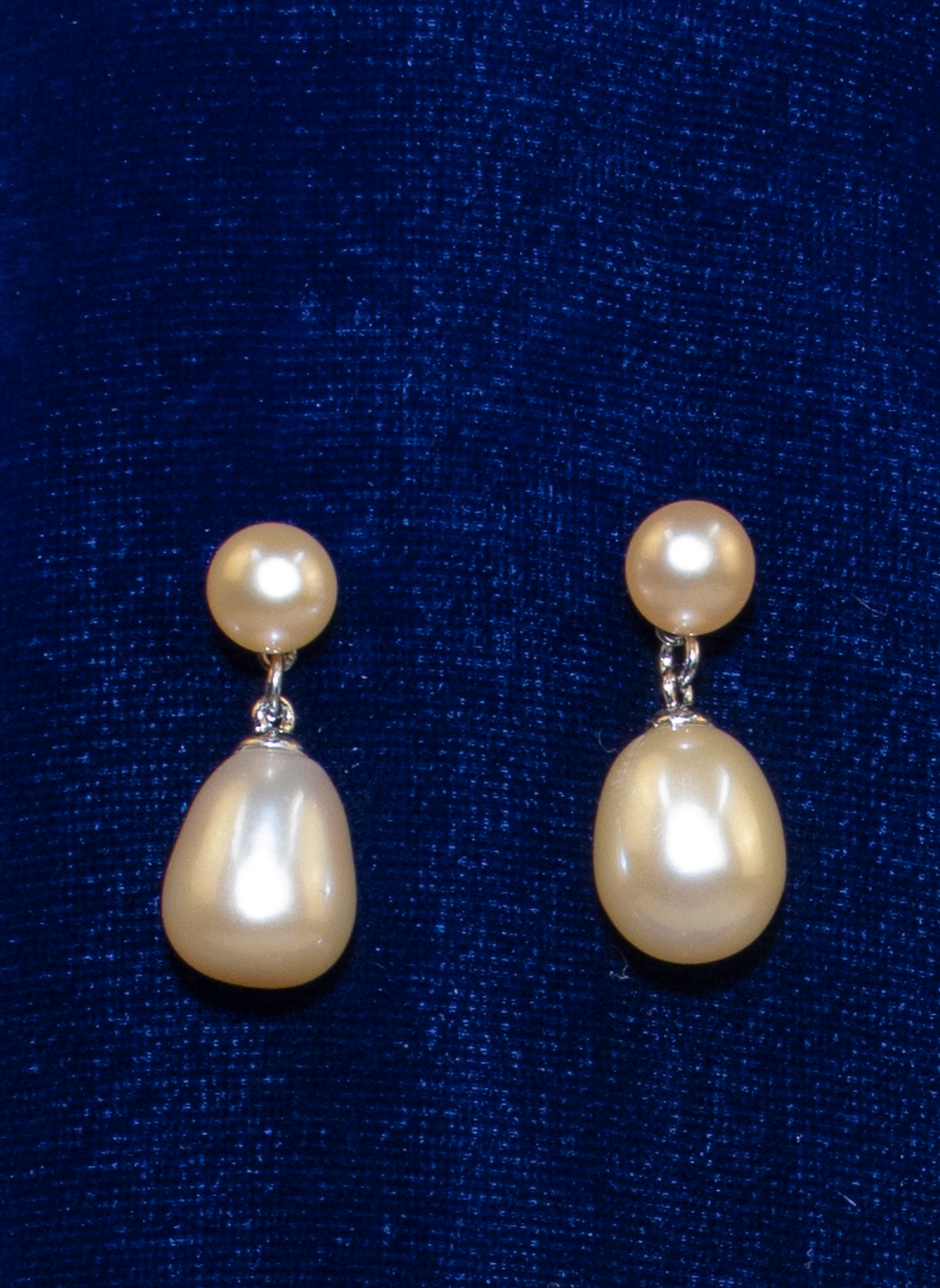 Earrings with large pearldrops, Pink