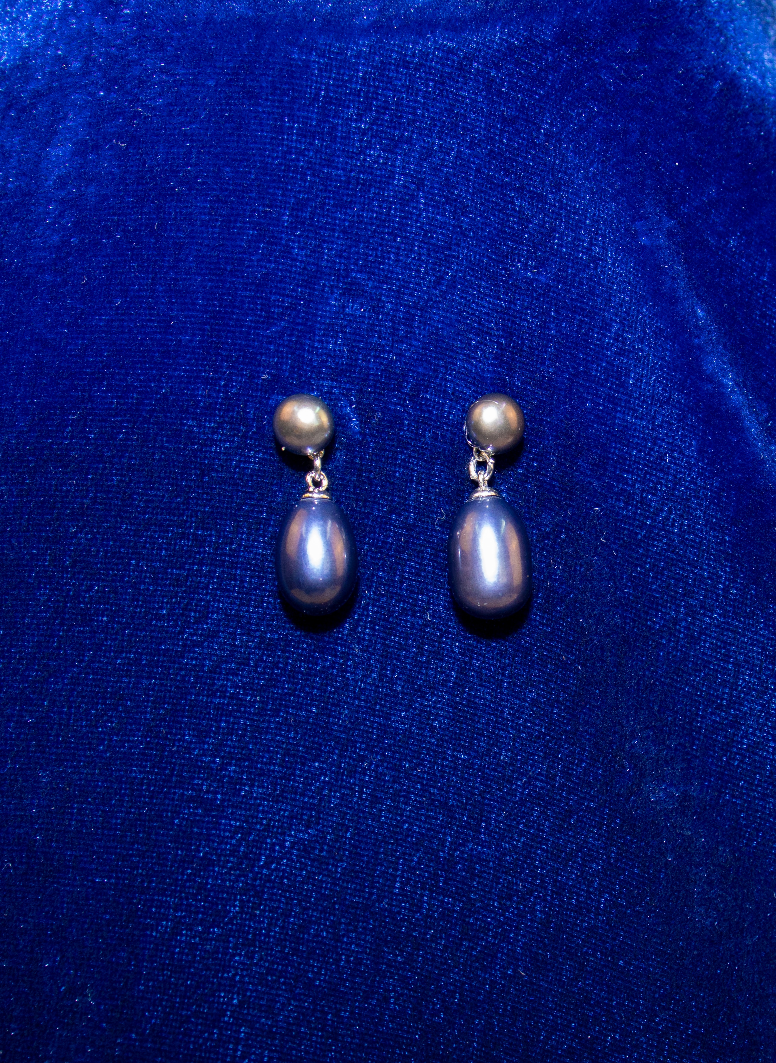 Earrings with large pearldrops, Peacock  